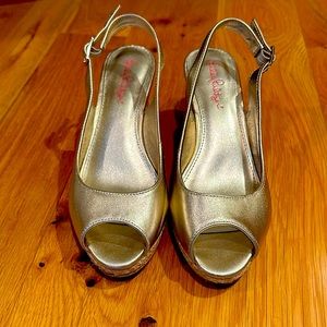 Lilly Pulitzer gold peek toe wedges - 2.5” heel - excellent cond!